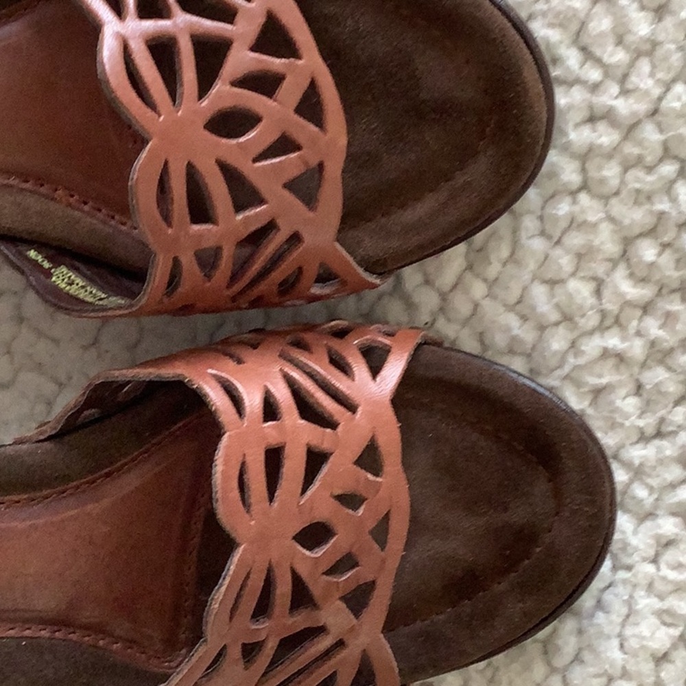 White Mountain heeled brown sandals, size 6M. - Picture 5 of 7
